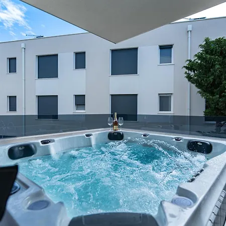 4 Gentlemen Villas With Private Jacuzzi Novalja Exterior photo