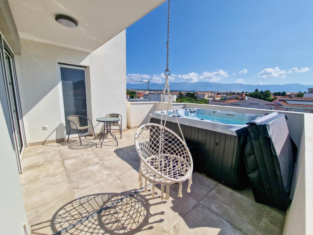4 Gentlemen With Private Jacuzzi Villa