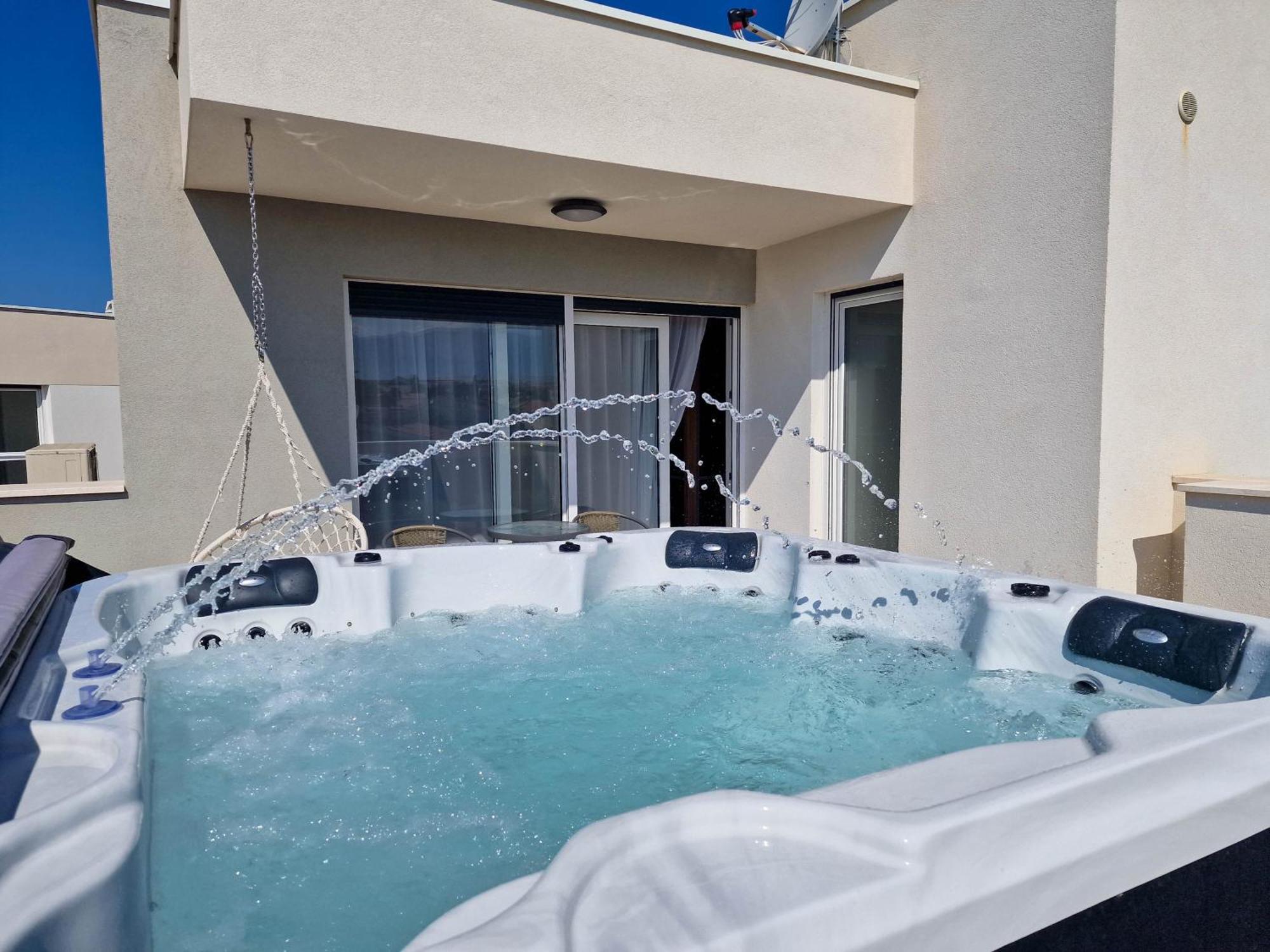 Villa 4 Gentlemen With Private Jacuzzi Novalja