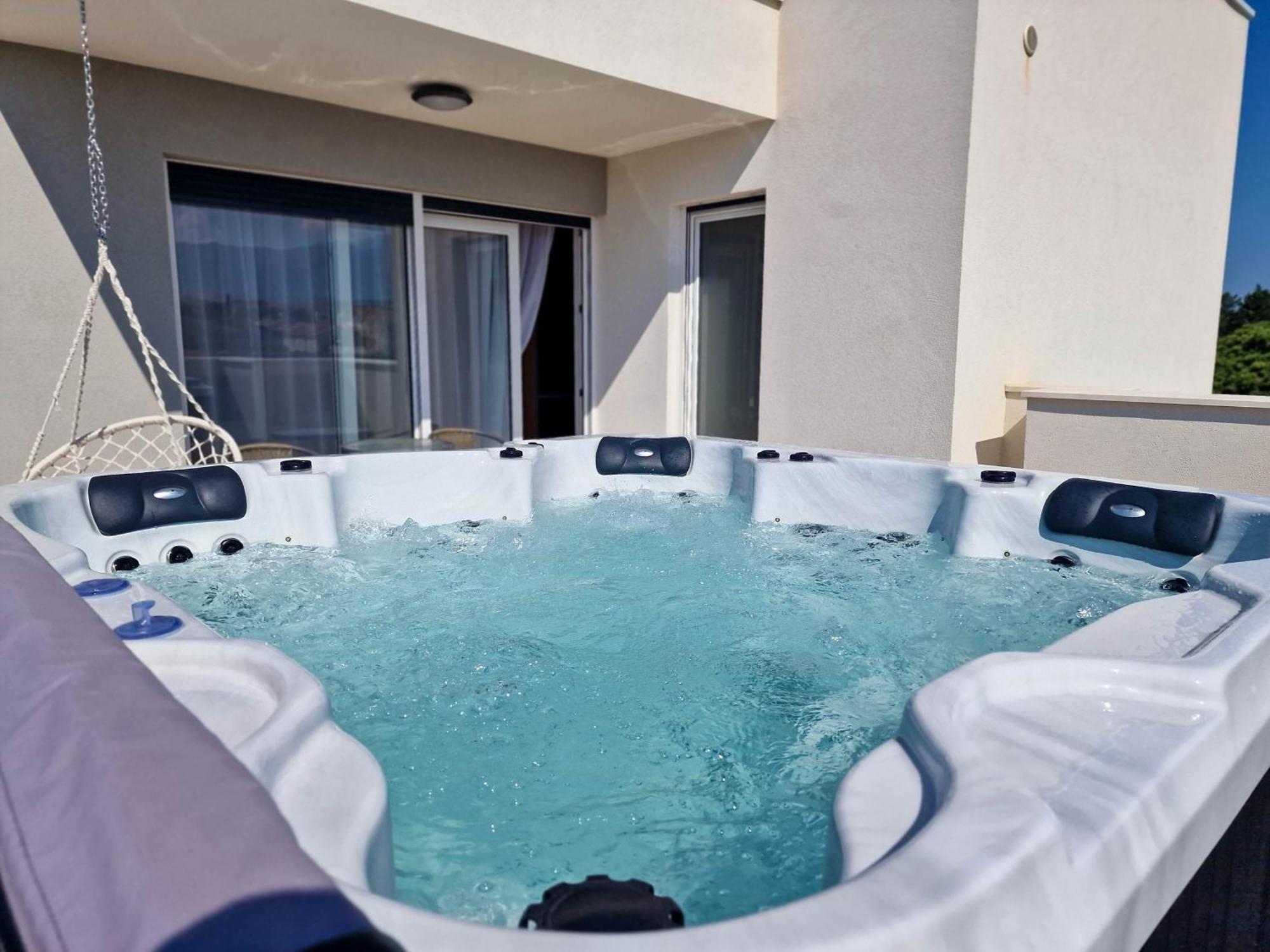 4 Gentlemen With Private Jacuzzi *