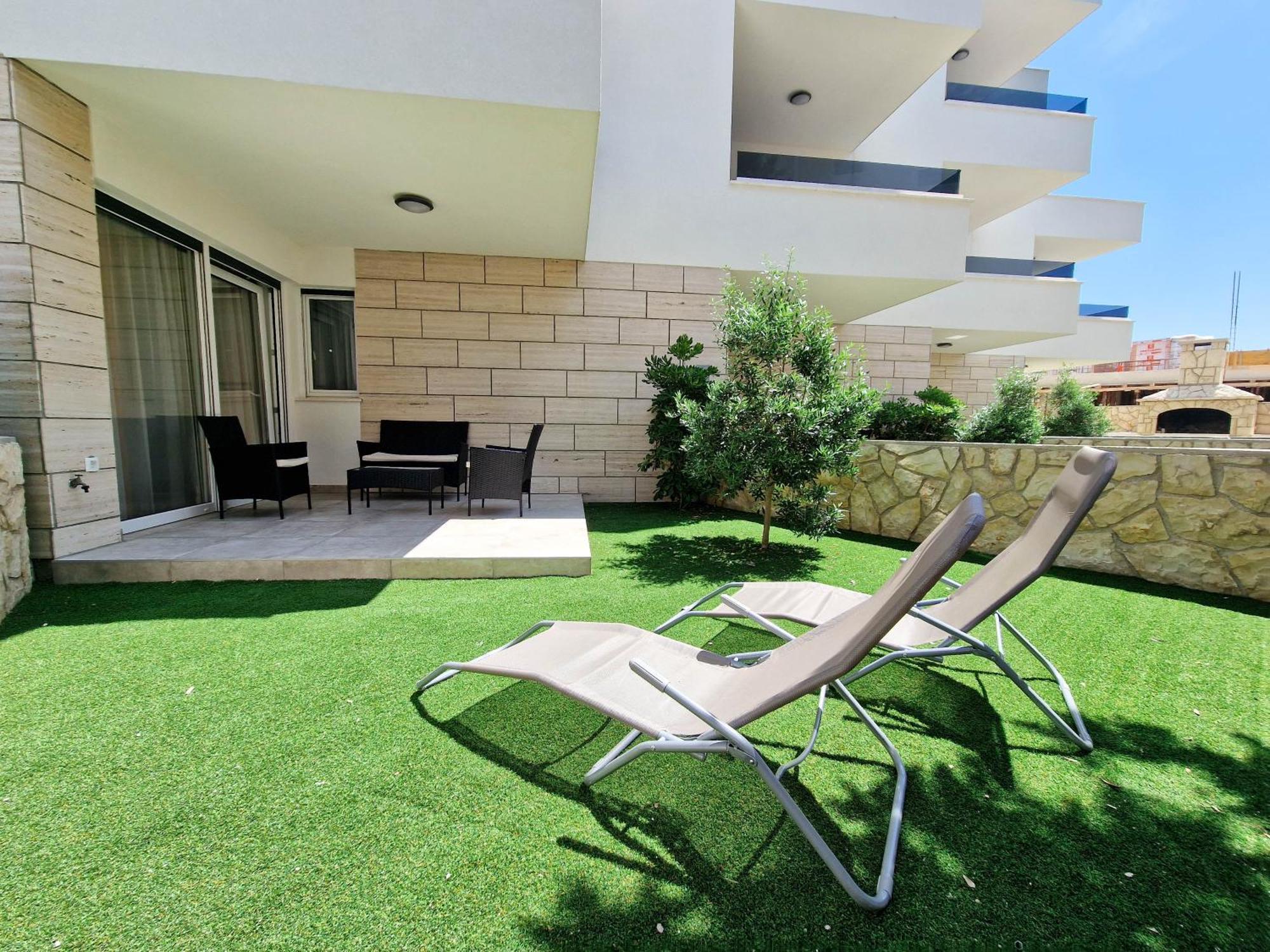 4 Gentlemen With Private Jacuzzi Villa