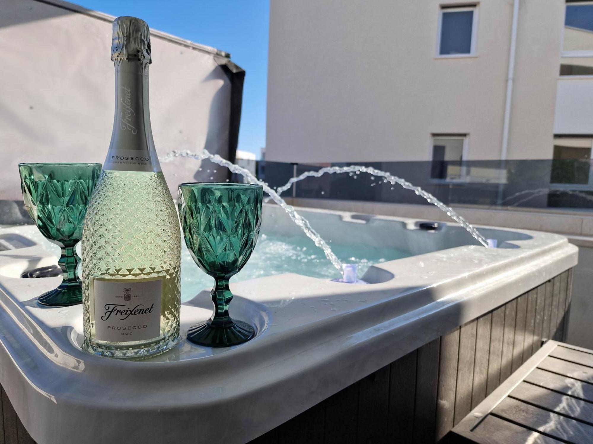 4 Gentlemen With Private Jacuzzi Vilă Novalja