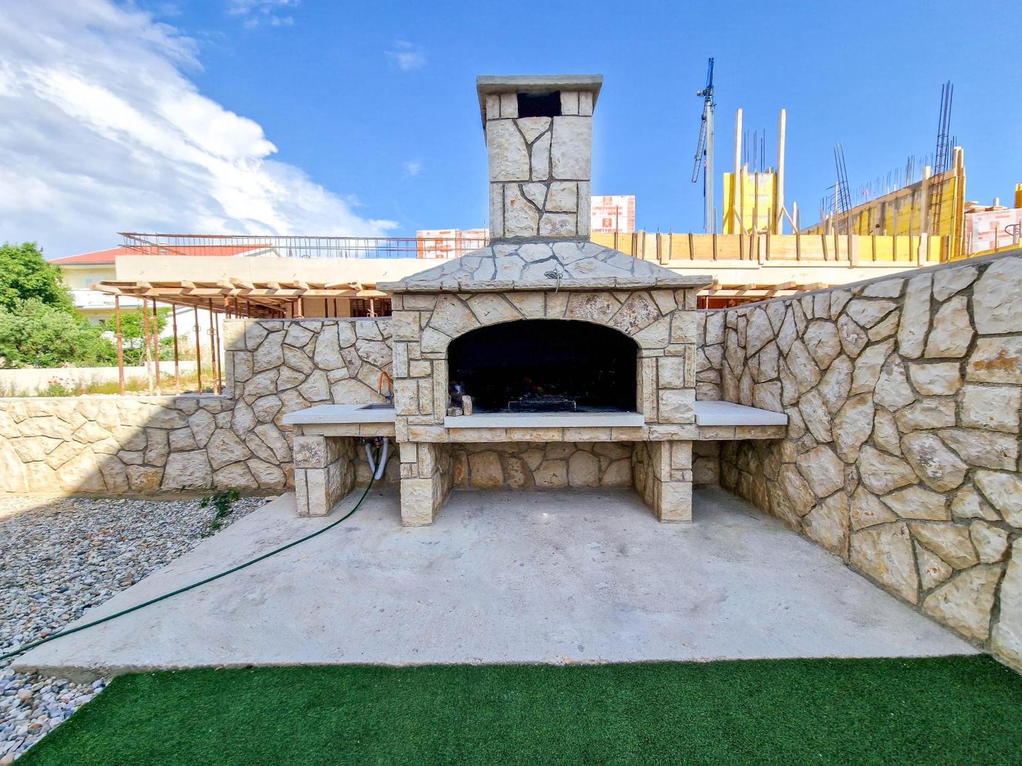 4 Gentlemen With Private Jacuzzi Villa *