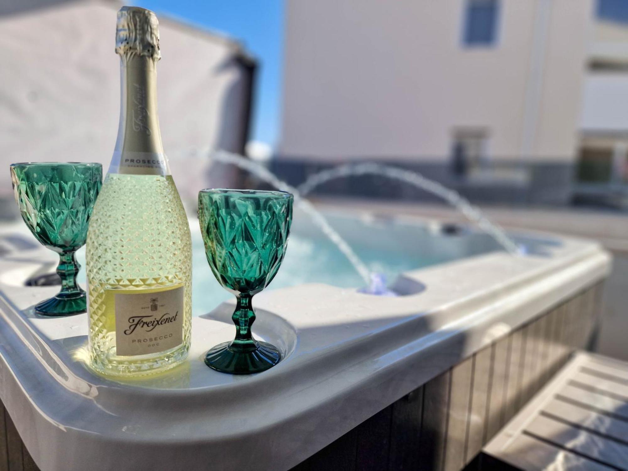 4 Gentlemen With Private Jacuzzi Novalja