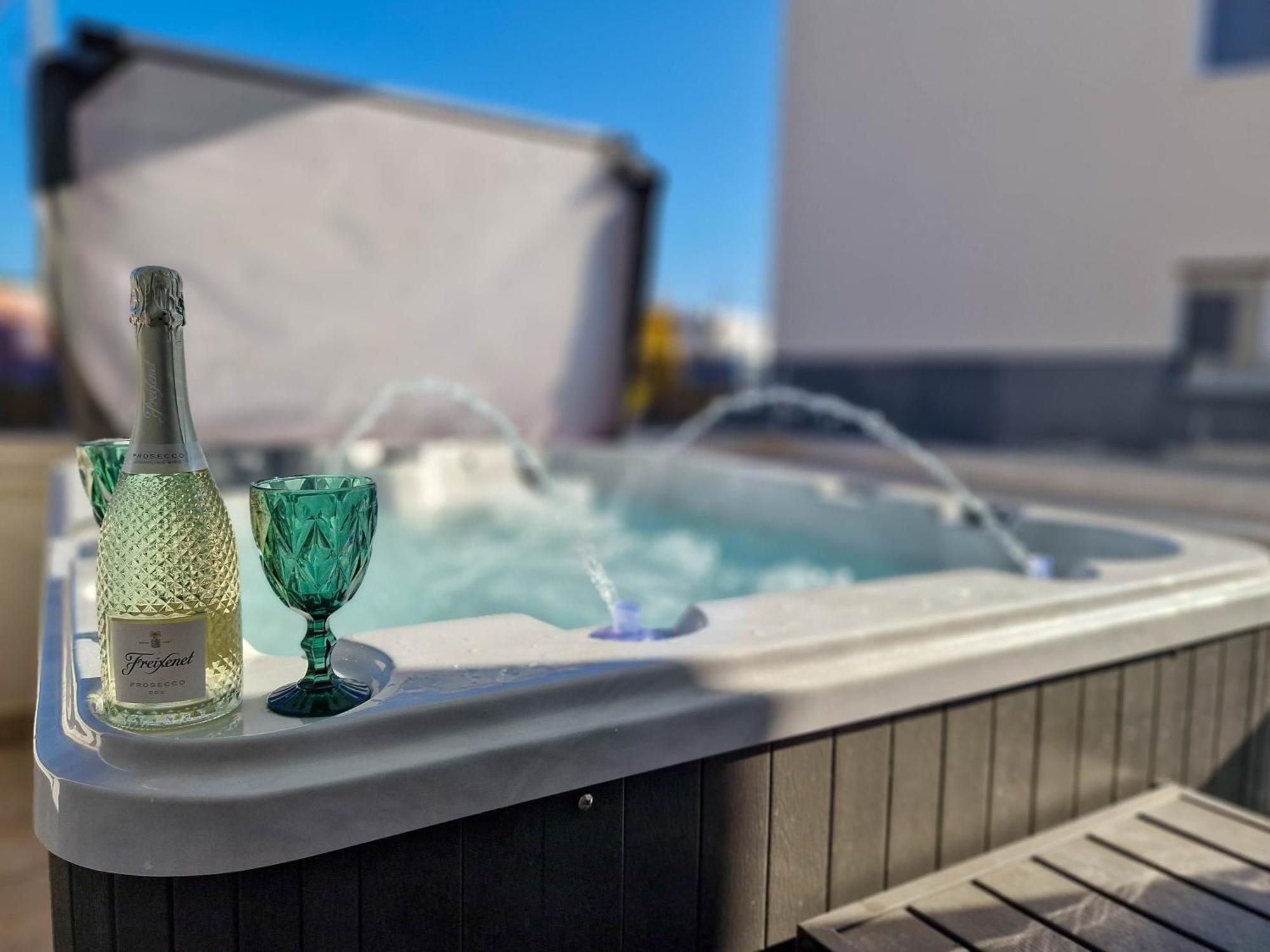 4 Gentlemen With Private Jacuzzi *