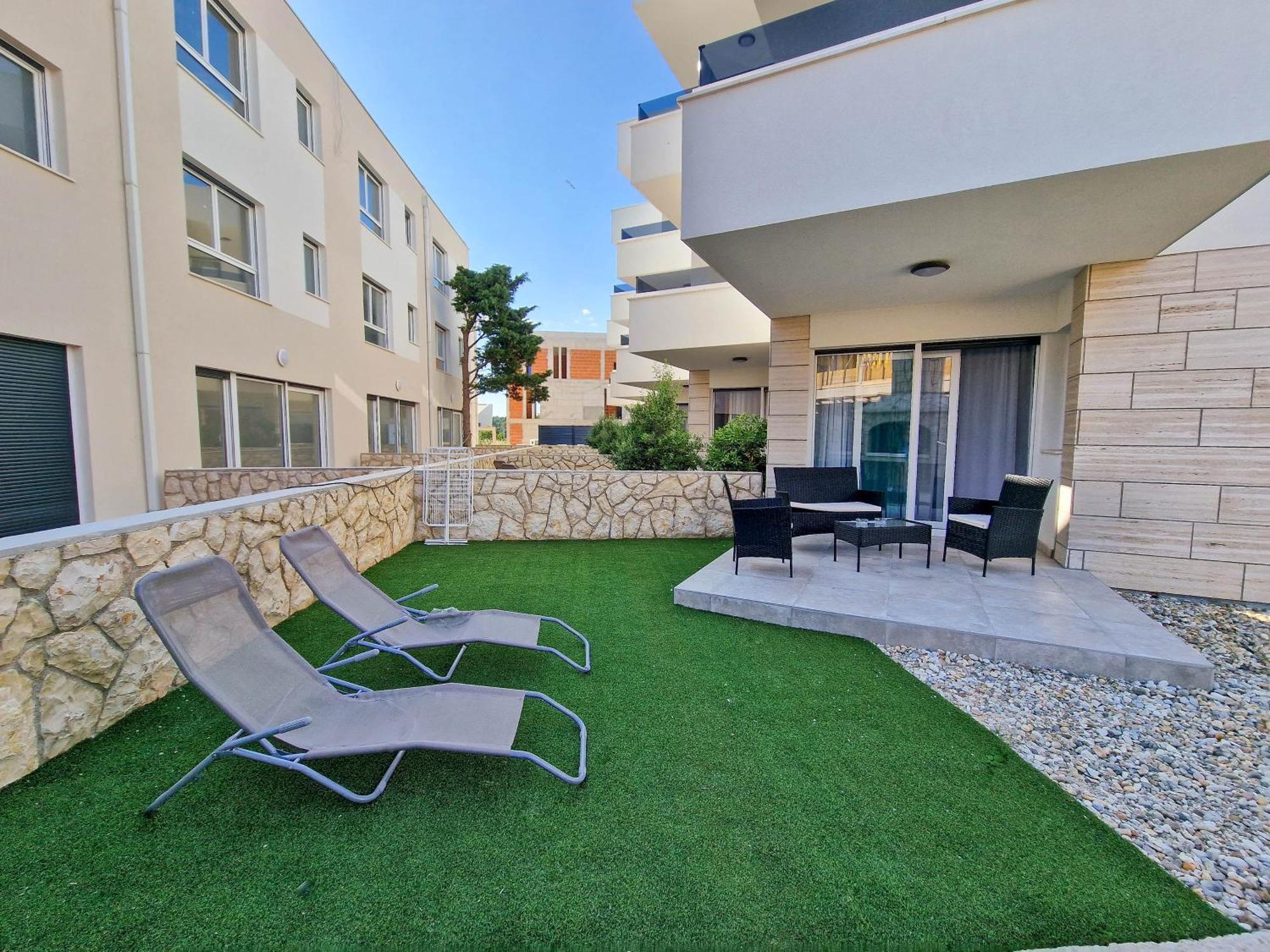 4 Gentlemen With Private Jacuzzi Villa Novalja