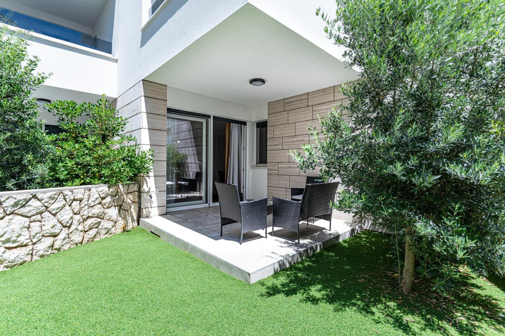 4 Gentlemen With Private Jacuzzi Villa *