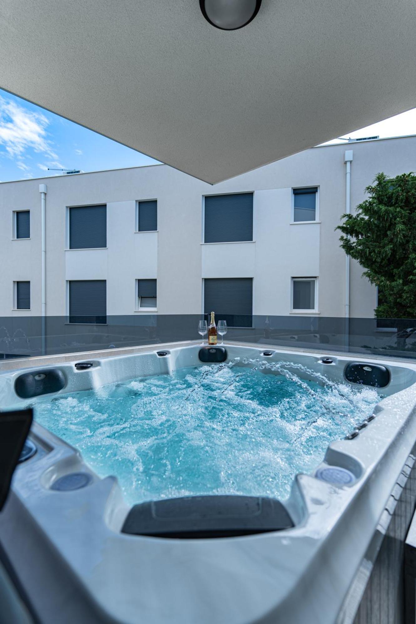 4 Gentlemen With Private Jacuzzi Villa