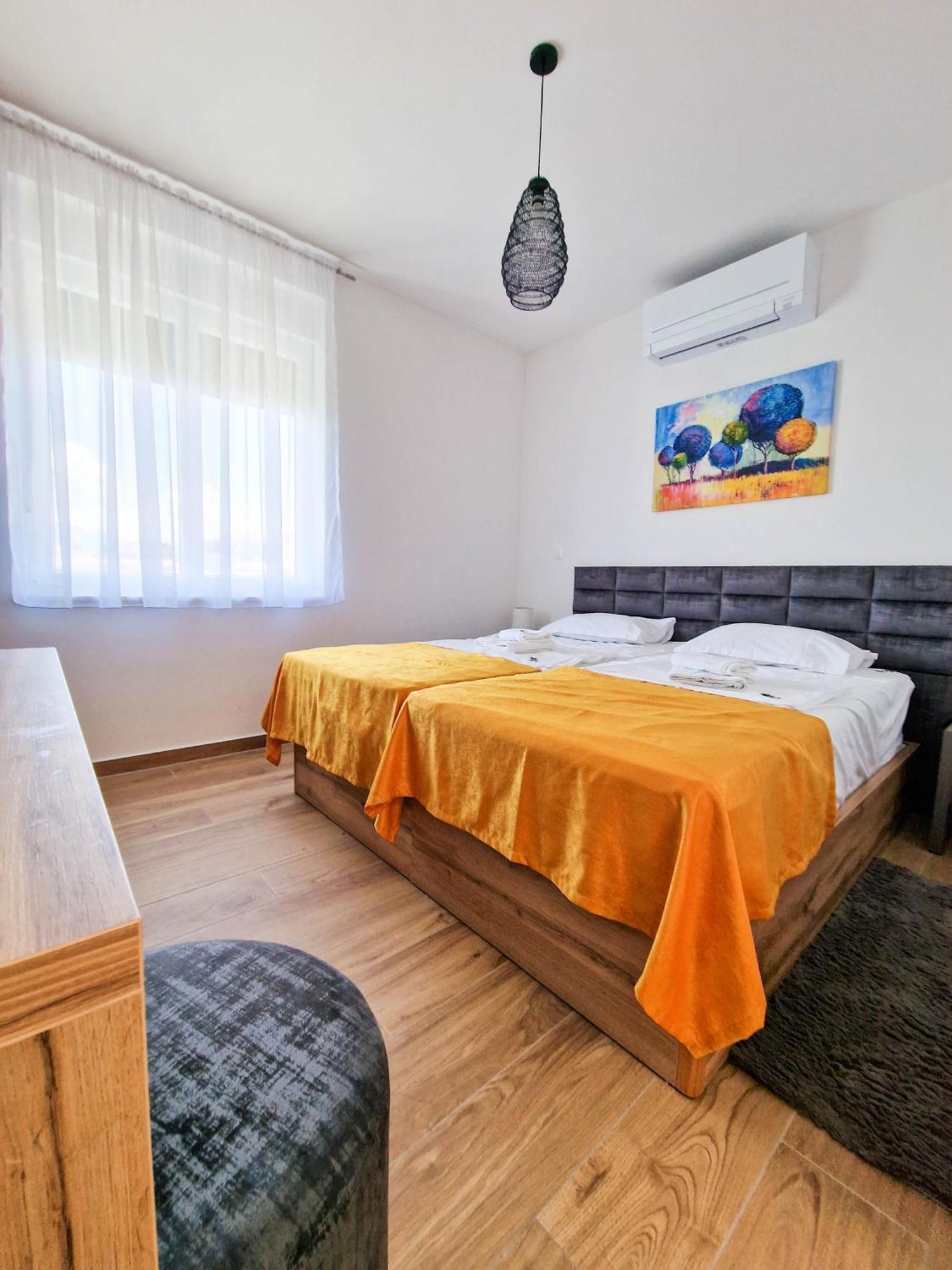 4 Gentlemen With Private Jacuzzi Novalja